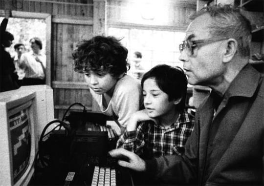 苏联青少年：用计算器和小说学电脑